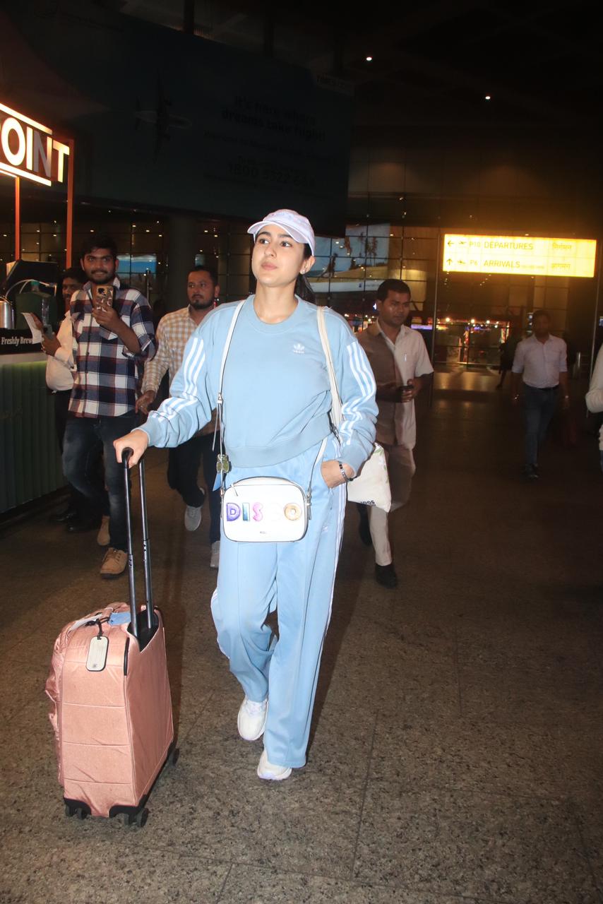 Sporting a classic combination of blue jeans and a cozy sweater, Sara effortlessly nailed the casual look with her signature flair